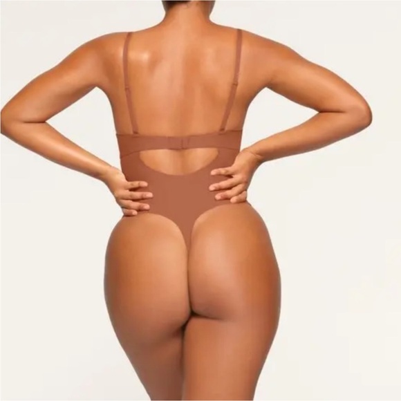 SKIMS Deep Plunge Shapewear Bodysuit | Bronze - Picture 3 of 16